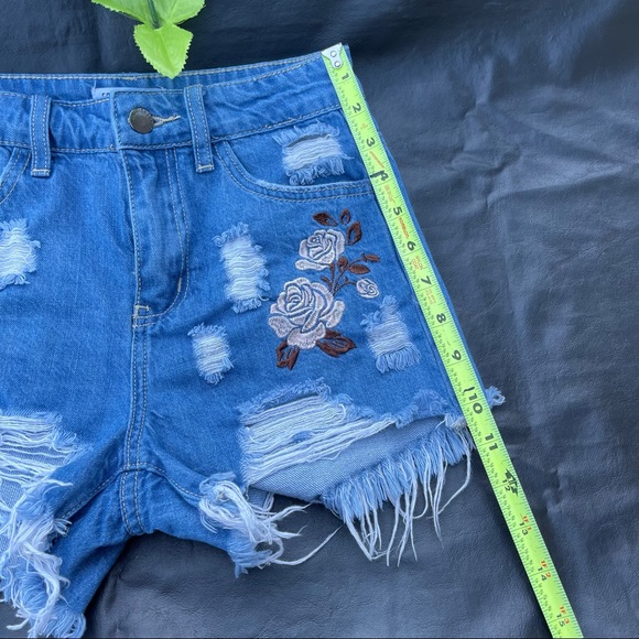 Fashion Nova Denim Distressed Shorts Floral Size S
Color blue - Picture 5 of 7